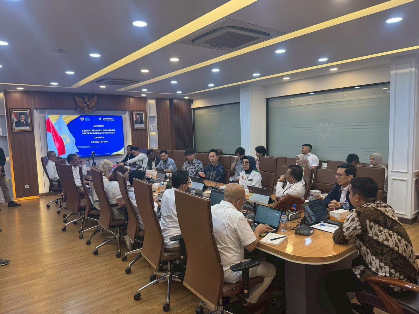 インドネシアの行政機関での会議