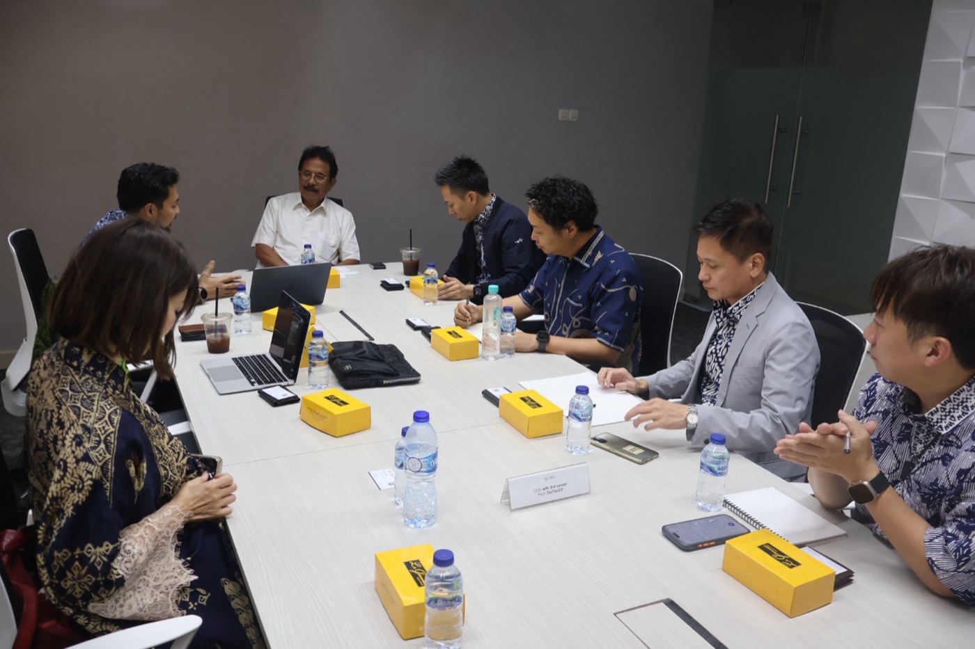 インドネシアの元閣僚との会議