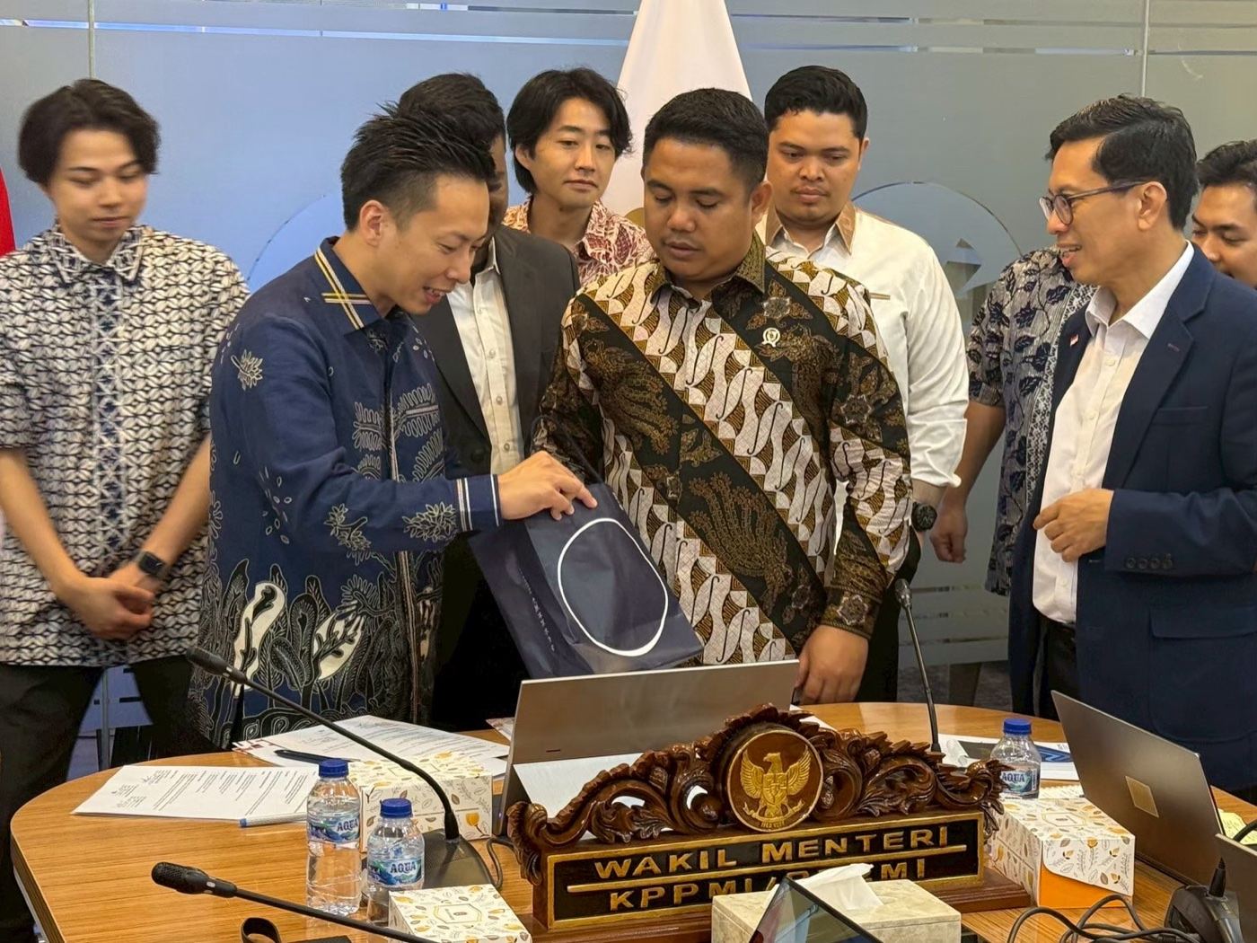インドネシアの政府機関での表敬訪問。日本側から記念品を手渡す様子
